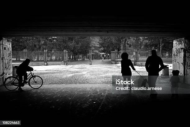 Человек Ходить В Туннель К Парк Черный И Белый — стоковые фотографии и другие картинки Дверной проём - Дверной проём, Кататься на велосипеде, Абстрактный
