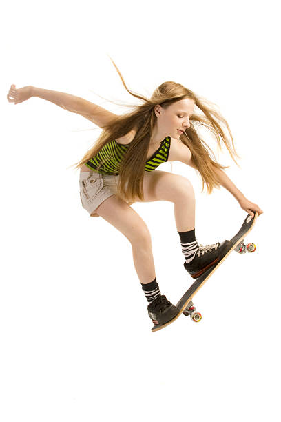 Jovem mulher no Skateboarding, isolado a branco - fotografia de stock