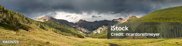 Die Spektakulären Rocky Mountains Panoramablick Über Das Tal Mit Brewing Gewitter Storm Stockfoto und mehr Bilder von Abgeschiedenheit