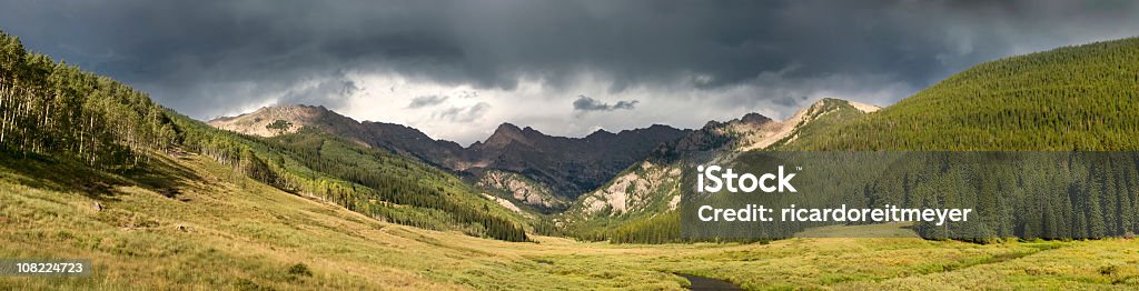 Spettacolari montagne rocciose Panoramic vista sulla valle con Brewing temporale Storm - Foto stock royalty-free di Albero sempreverde