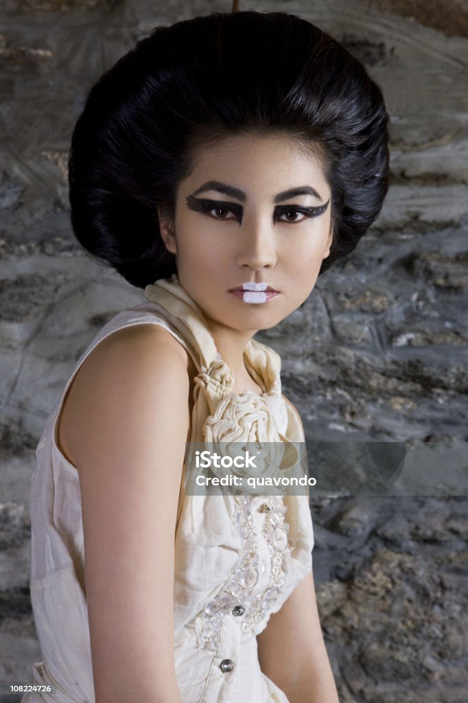 Hermosa mujer joven en japonés de moda maquillaje y Updo - Foto de stock de Peinado de los años sesenta libre de derechos