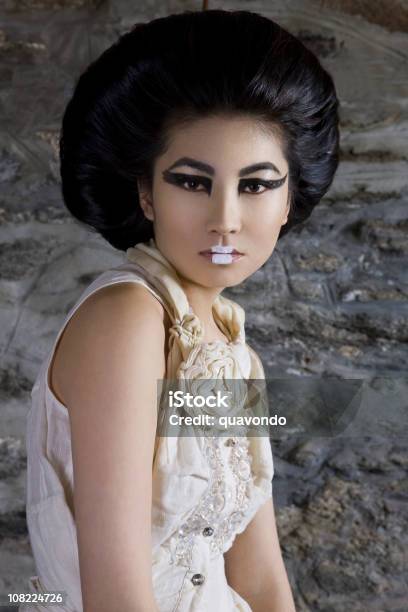 Hermosa Mujer Joven En Japonés De Moda Maquillaje Y Updo Foto de stock y más banco de imágenes de Peinado de los años sesenta