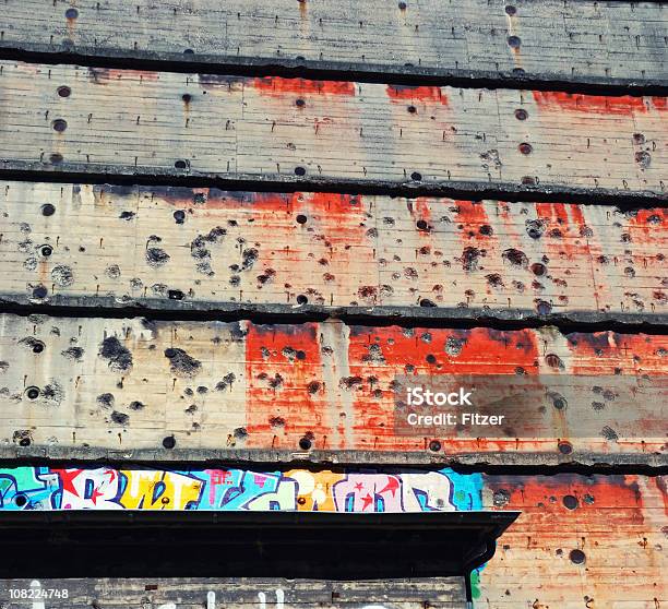 Spray Dipinto E Vecchia Facciata Di Edificio - Fotografie stock e altre immagini di Calcestruzzo - Calcestruzzo, Decadente, Ambientazione esterna