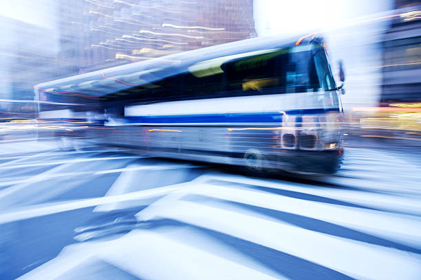 accélérer en bus - people traveling business travel travel new york city photos et images de collection