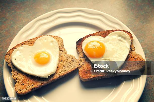 Corazón En Forma De Huevos Sobre Tostadas Para Dos Foto de stock y más banco de imágenes de Al día siguiente de la fiesta - Al día siguiente de la fiesta, Alimento, Amor - Sentimiento