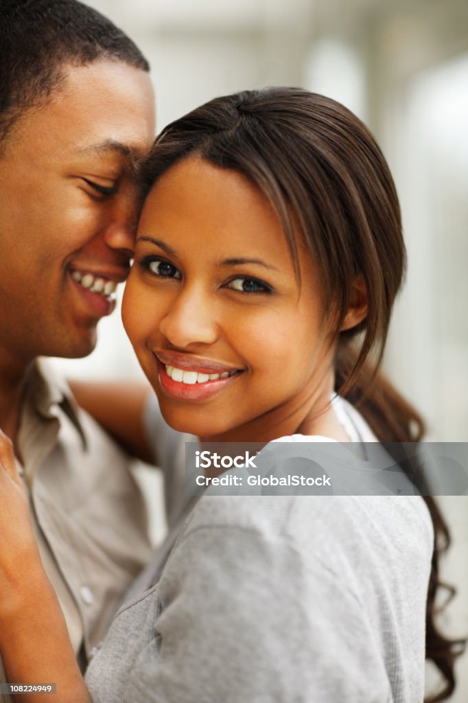 Романтический Молодая пара, улыбается - Стоковые фото 20-24 года роялти-фри