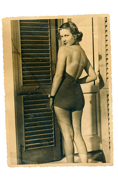jovem mulher com roupa de natação em 1935, preto e branco - cute young adult adult 20s imagens e fotografias de stock