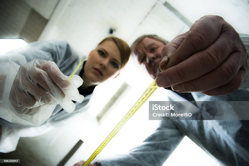 Mirando hacia arriba en dos escena del crimen los investigadores - Foto de stock de Ciencia forense libre de derechos