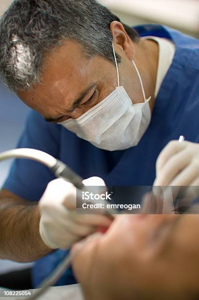 Foto de Dentista Pesquisa Exame Dentário Closeup e mais fotos de stock de Adulto - Adulto, Assistente de Dentista, Assistência