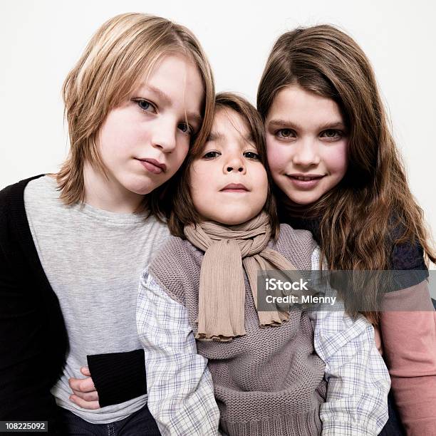 Retrato De Três Jovens No Mesmo Nível - Fotografias de stock e mais imagens de Família - Família, Fotografia de Estúdio, 4-5 Anos