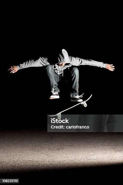 Foto de Skateboarding e mais fotos de stock de A caminho - A caminho, Adulto, Afro-americano
