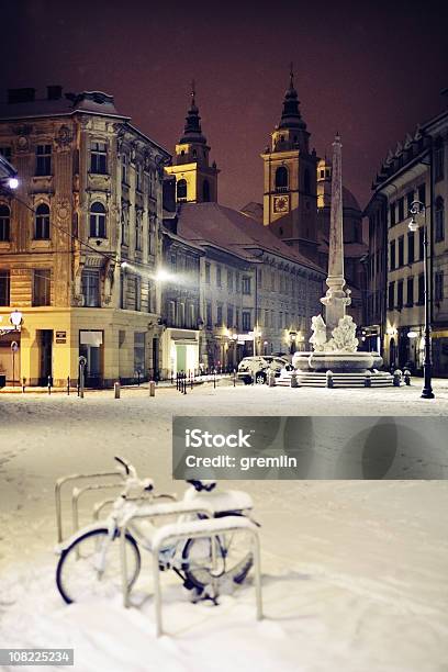 Городская Площадь Покрытые Снегом — стоковые фотографии и другие картинки Любляна - Любляна, Зима, Ночь