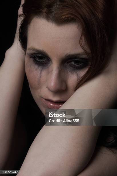 Cara De Dispair Triste Mulher Com Maquiagem E Smeared Lágrimas - Fotografias de stock e mais imagens de 25-29 Anos