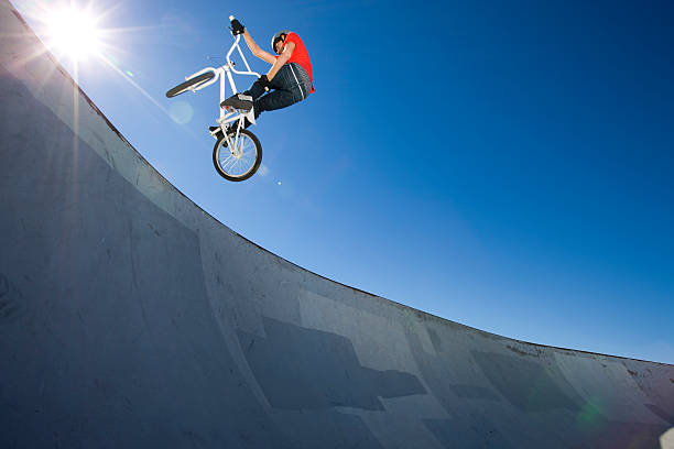 bmx bike stunt im skateboard-park - bmx stock-fotos und bilder