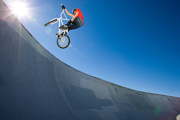 bicicleta de bmx acrobacias no parque de skate - cycling teenager action sport imagens e fotografias de stock