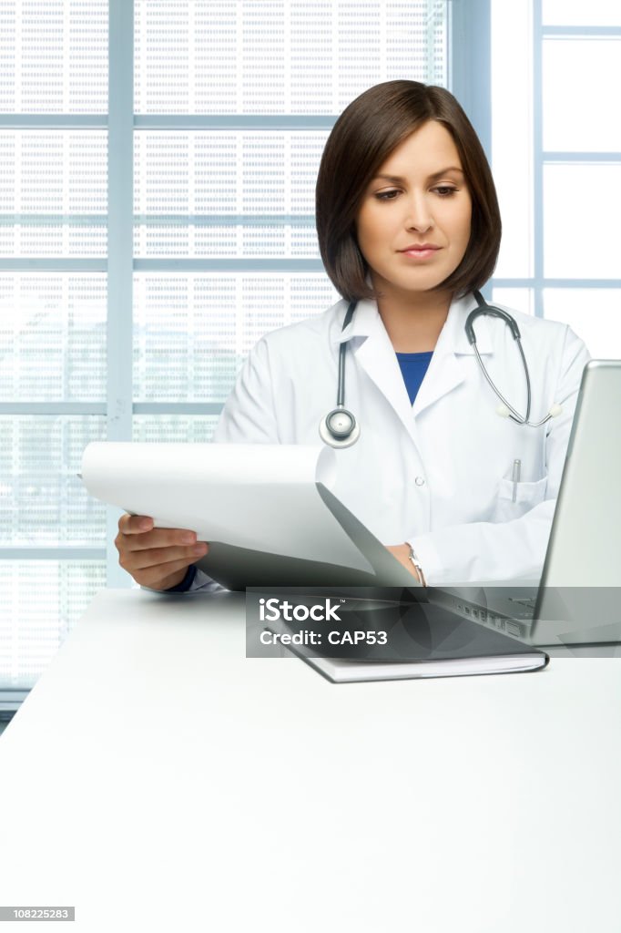 Mujer médico en su oficina - Foto de stock de Adulto libre de derechos