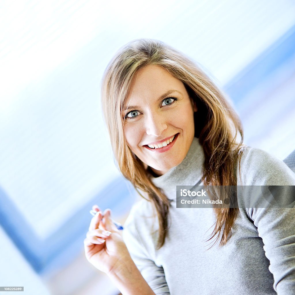 Donna d'affari sorridente - Foto stock royalty-free di Penna