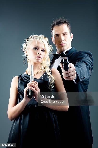 젊은 남자 여자 끼칠 수 있는 턱시도 총 스파이에 대한 스톡 사진 및 기타 이미지 - 스파이, 커플, 여자