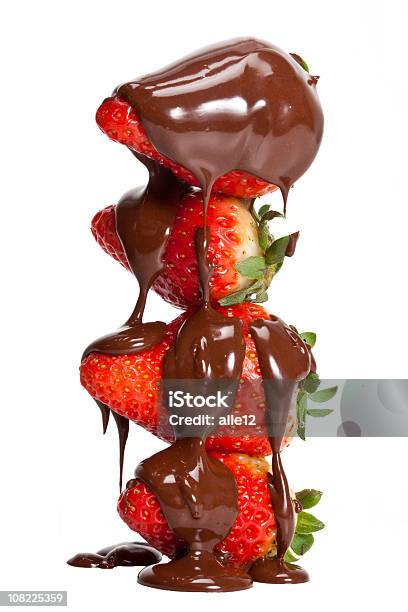 Photo libre de droit de Gouttes De Chocolat Fondu Sur Des Fraises Dans Une Pile banque d'images et plus d'images libres de droit de Dessert