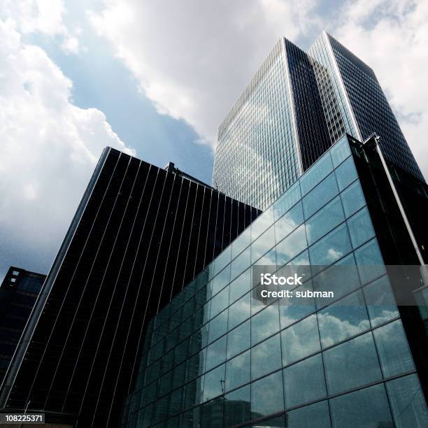 Corporate Towers De Foto de stock y más banco de imágenes de Londres - Inglaterra - Londres - Inglaterra, Sin personas, Vista de ángulo bajo