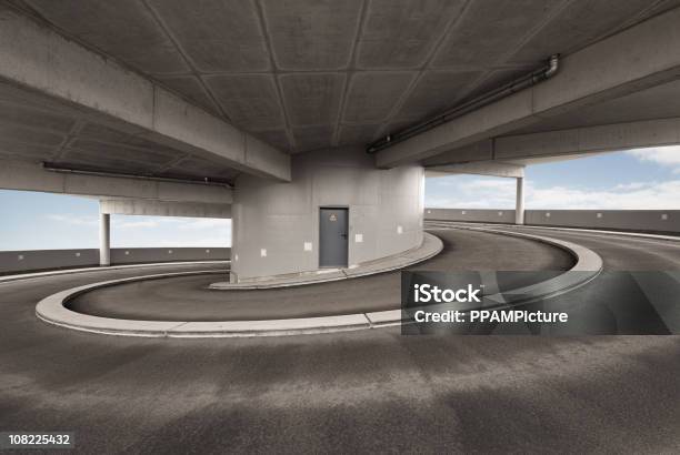スパイラルのドライブウェイ駐車場 - セメントのストックフォトや画像を多数ご用意 - セメント, ドライブウェイ, 建築