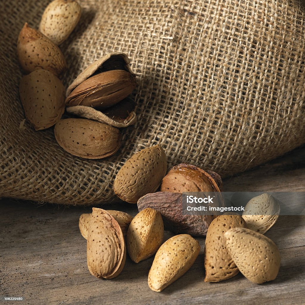 Amandes dans une toile de jute - Photo de Agriculture libre de droits