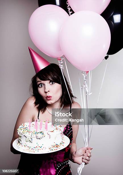 Urodziny Dziewczyny - zdjęcia stockowe i więcej obrazów 25-29 lat - 25-29 lat, Balon, Brązowe włosy