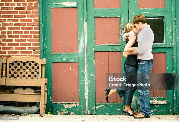 Casal Atraente Retratos - Fotografias de stock e mais imagens de Abraçar - Abraçar, Adulto, Amor