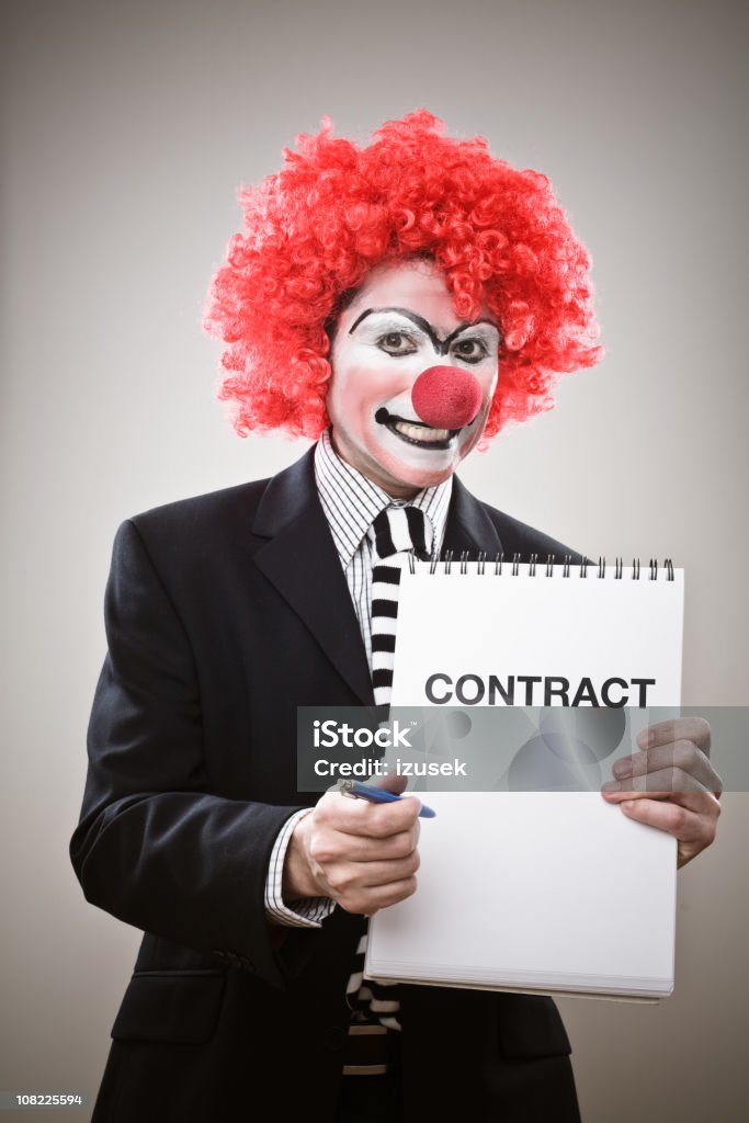 Бизнесмен Клоун держит договора - Стоковые фото Контракт роялти-фри
