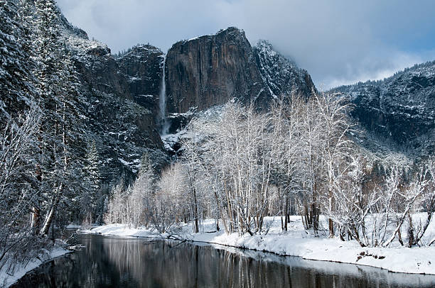 Cataratas de Yosemite e Rio Merced Paisagem do Inverno de Neve - fotografia de stock