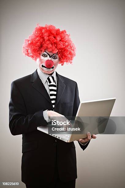 Klaun Biznesu Pisania Na Laptopa - zdjęcia stockowe i więcej obrazów Klaun - Klaun, Laptop, Technologia