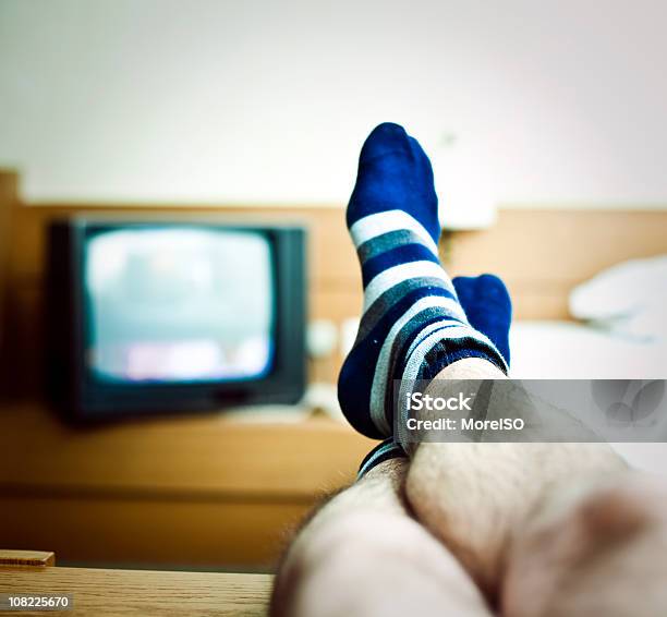 男性用脚のテレビの前でリラックス - ソックスのストックフォトや画像を多数ご用意 - ソックス, テレビ, 人の脚