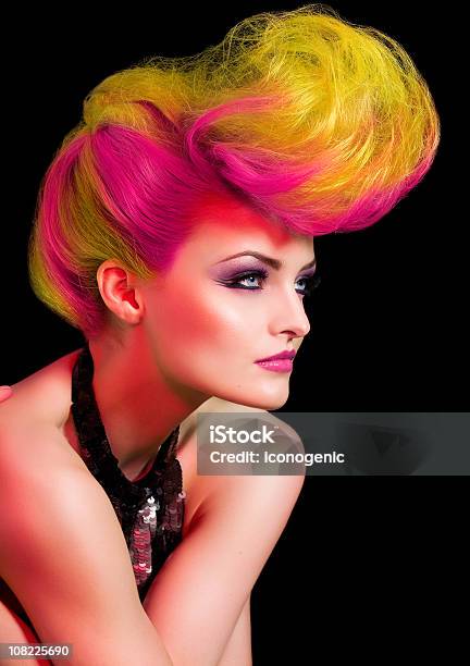 Foto de Jovem Mulher Com Um Penteado Grande e mais fotos de stock de Magenta - Magenta, Moda, Mulheres