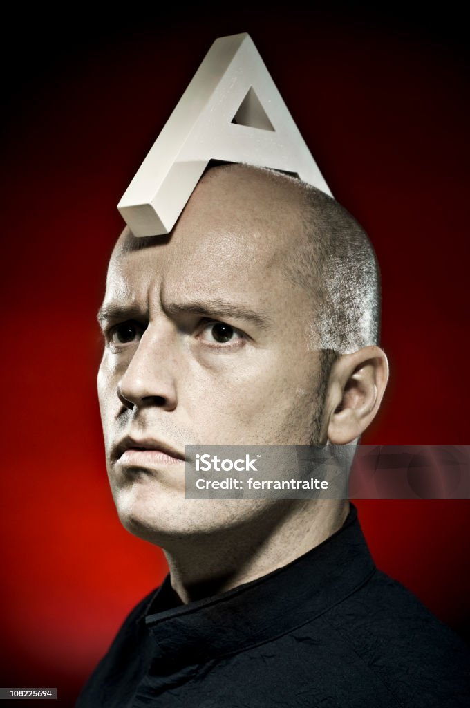 Ritratto di giovane uomo con lettera A sulla testa - Foto stock royalty-free di Rilievografia