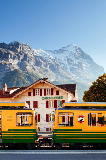 amarillo de tren de grindelwald en la estación de kleine scheidegg tschuggen pico - interlaken railroad station train rural scene fotografías e imágenes de stock