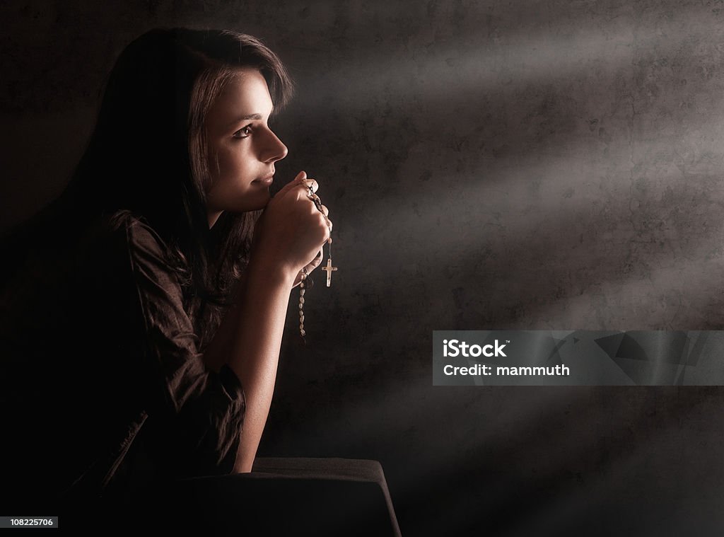 Mujer joven con rosary medida - Foto de stock de Rezar libre de derechos