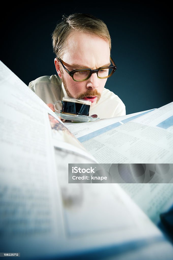 Retrô homem lendo o jornal - Foto de stock de 1960-1969 royalty-free