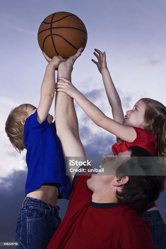 Padre, el hijo y la hija jugando baloncesto - Foto de stock de Alcanzar libre de derechos