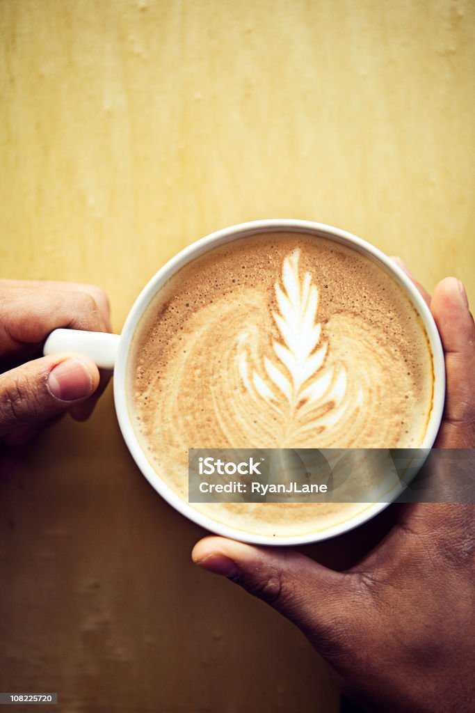 Hände halten einer Tasse heißen Kaffee, Latte Art - Lizenzfrei Afro-amerikanischer Herkunft Stock-Foto