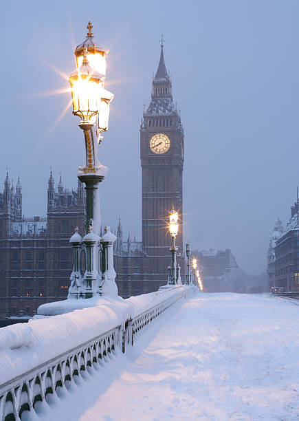 big ben nella neve - weather england london england thames river foto e immagini stock