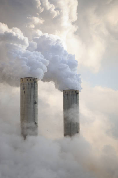 электростанция towers плавный smoke - climate change coal power station стоковые фото и изображения