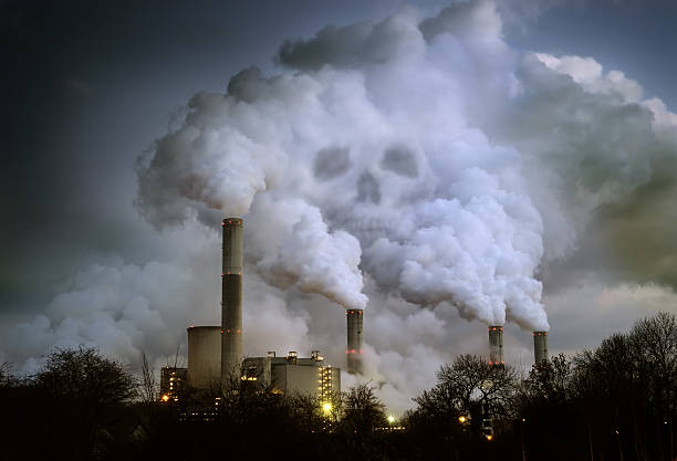 usina elétrica de barco em forma de crânio de fumaça - environmental damage power station factory smoke stack - fotografias e filmes do acervo