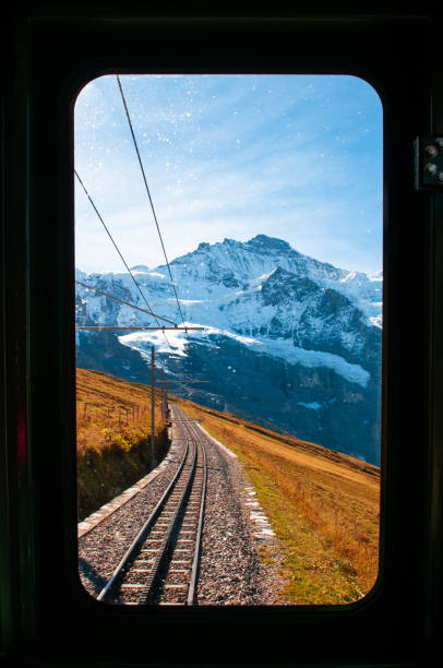 sommet de la jungfrau par fenêtre de train sur la route de la gare de kleine scheidegg - berne alps photos et images de collection