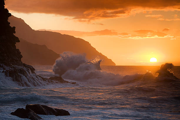 гавайская закате на ke'e пляж. - hawaii islands mountain kauai sea стоковые фото и изображения