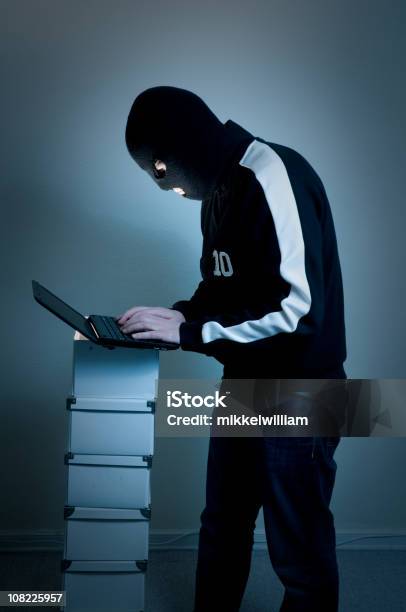 Хакер With Black Mask Виды На Ноутбуке — стоковые фотографии и другие картинки Беспроводная технология - Беспроводная технология, Большой брат, В помещении