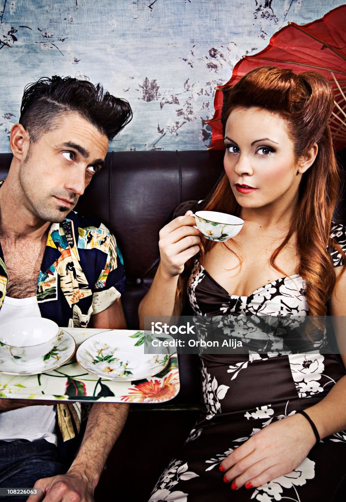 Rockabilly hombre y mujer bebiendo té en SOFÁ - Foto de stock de Beber libre de derechos