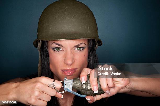 Mujer Enojada Foto de stock y más banco de imágenes de Accesorio de cabeza - Accesorio de cabeza, Actitud, Adulto