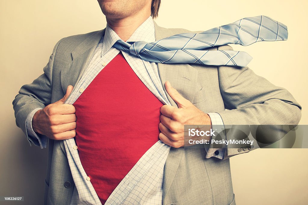 Trabalhador de escritório super-herói homem de negócios em terno revelando Camisa vermelha - Foto de stock de Esquizofrenia royalty-free