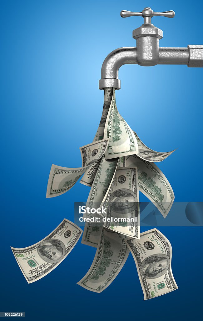 Soldi banconote versare fuori di acqua Tocca su sfondo blu - Foto stock royalty-free di Valuta