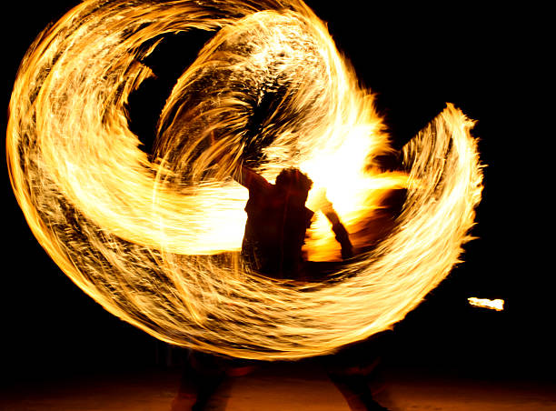 fuego eater (serie - fire eater fire performance circus performer fotografías e imágenes de stock